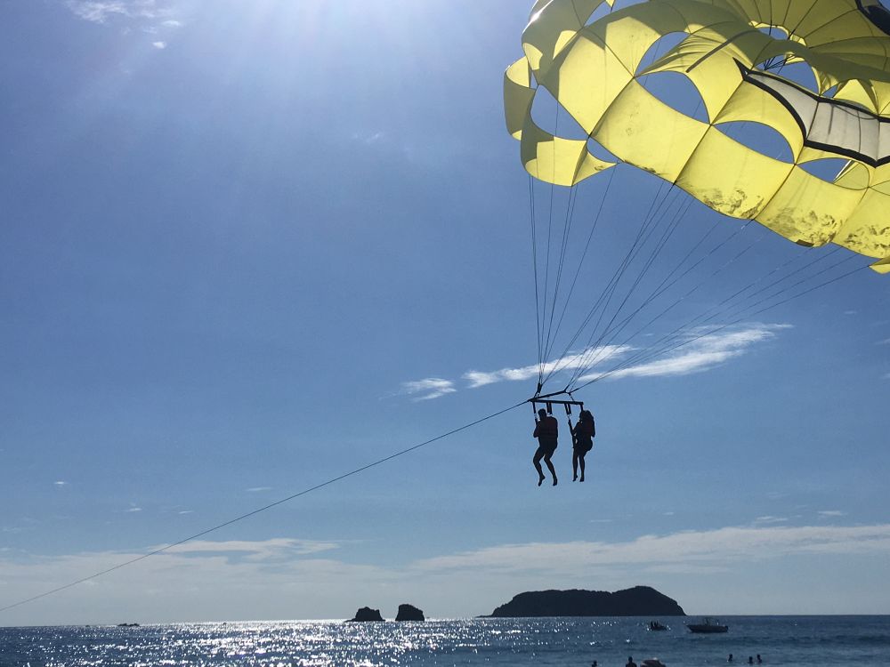 Parasailing ved Samara Beach