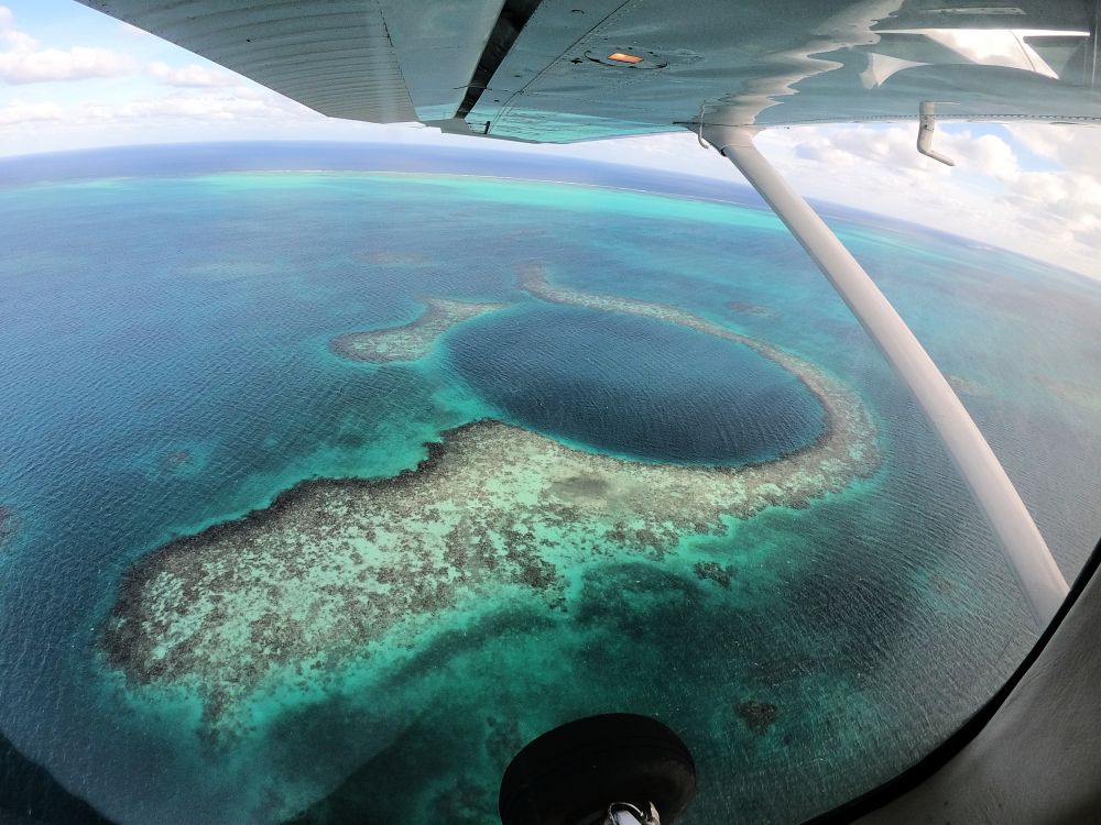 Fly over Blue Hole i Belize